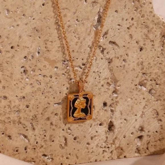 NEW ELIZABETH 18K GOLD PENDANT NECKLACE, NICE NECKLACE, CUTE NECKLACE - Picture 4 of 6